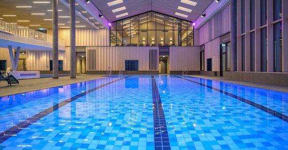 Das sportliche Schwimmbecken in der Therme Oberstdorf bietet drei Schwimmbahnen mit 25 Meter Länge In der Therme Oberstdorf im Allgäu kann man im 25-Meter-Becken auf insgesamt drei Bahnen seine Runden ziehen.