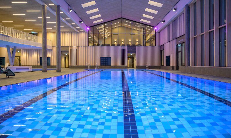 In der Therme Oberstdorf im Allgäu kann man im 25-Meter-Becken auf insgesamt drei Bahnen seine Runden ziehen.
