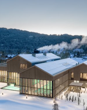Nestled amidst the snow, the Oberstdorf thermal baths in the Allgäu region offer the perfect environment to relax and warm up on a cold winter day.