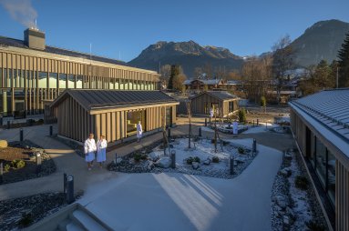 Der Saunagarten & Innenbereich der Therme Oberstdorf bieten 5 verschiedene Saunen für pure Entspannung In der Therme Oberstdorf gibt es zwei Saunen im Innenbereich und 3 Saunen im Saunagarten mit Blick auf die Allgäuer Berge.
