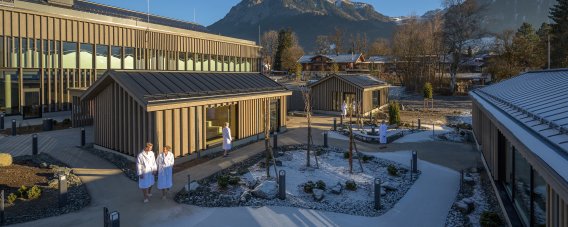 Der Saunagarten & Innenbereich der Therme Oberstdorf bieten 5 verschiedene Saunen für pure Entspannung In der Therme Oberstdorf gibt es zwei Saunen im Innenbereich und 3 Saunen im Saunagarten mit Blick auf die Allgäuer Berge.