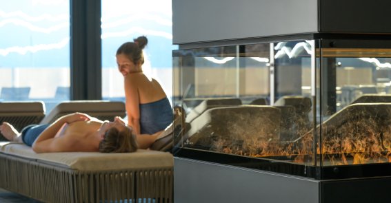 Das Kaminzimmer bietet allen Saungästen pure Entspannung zwischen den Saunagängen in der Therme Oberstdorf.