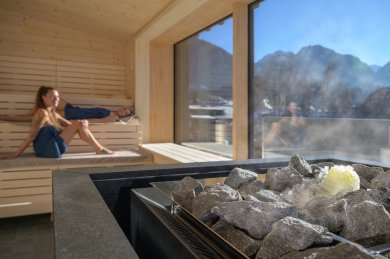 Entspannender Saunaaufguss in der Panoramasauna mit Blick auf die Oberstdorfer Berge