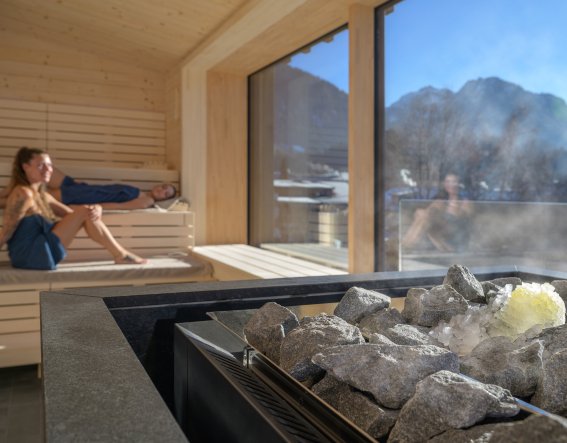 Genussvoller Saunaaufguss in der Panoramasauna mit Blick auf die Oberstdorfer Berge