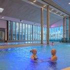 Das Erlebnisbecken in der Therme Oberstdorf bietet Entspannung durch Massagedüsen und einen barrierefreien Zugang.