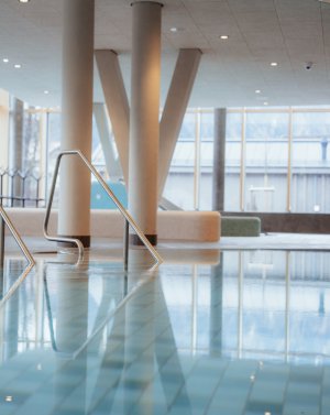 Großzügige Thermalbecken in der Therme Oberstdorf