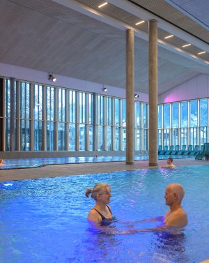Le bassin ludique des thermes d'Oberstdorf offre une détente grâce à ses jets de massage et son accès sans obstacle.