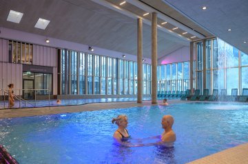 Das Erlebnisbecken in der Therme Oberstdorf bietet Entspannung durch Massagedüsen und einen barrierefreien Zugang.
