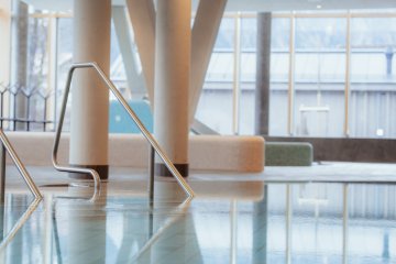 Großzügige Thermalbecken in der Therme Oberstdorf