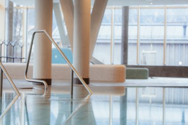 Großzügige Thermalbecken in der Therme Oberstdorf