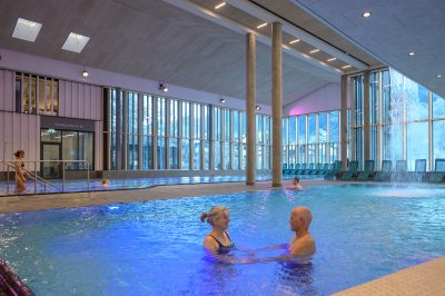 Das Erlebnisbecken in der Therme Oberstdorf bietet Entspannung durch Massagedüsen und einen barrierefreien Zugang.