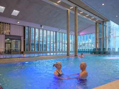 Das Erlebnisbecken in der Therme Oberstdorf bietet Entspannung durch Massagedüsen und einen barrierefreien Zugang.