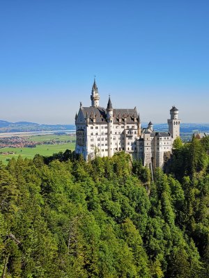 Seit Kurzem zählt das Schloss Neuschwanstein zum UNESCO Weltkulturerbe. Als Teil der Königsschlösser in Füssen - gemeinsam mit dem Schloss Hohenschwangau - bildet es ein beliebtes Ausflugsziel für alle Allgäu-Urlauber.
