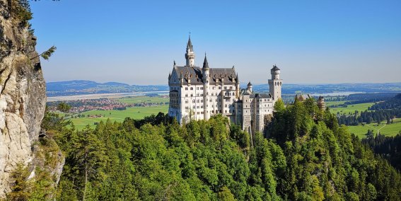 Schloss Neuschwanstein in Füssen - eines der Königsschlösser Seit Kurzem zählt das Schloss Neuschwanstein zum UNESCO Weltkulturerbe. Als Teil der Königsschlösser in Füssen - gemeinsam mit dem Schloss Hohenschwangau - bildet es ein beliebtes Ausflugsziel für alle Allgäu-Urlauber.