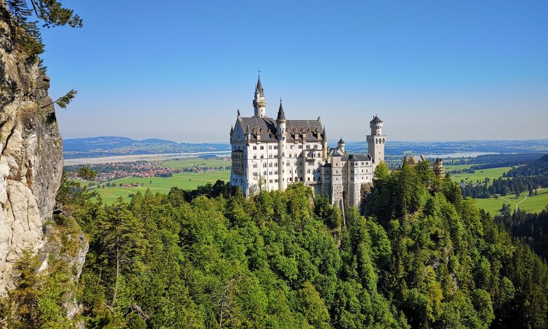 Seit Kurzem zählt das Schloss Neuschwanstein zum UNESCO Weltkulturerbe. Als Teil der Königsschlösser in Füssen - gemeinsam mit dem Schloss Hohenschwangau - bildet es ein beliebtes Ausflugsziel für alle Allgäu-Urlauber.