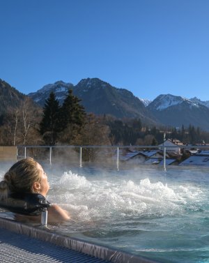 The infinity pool is located in the sauna area of the Oberstdorf thermal baths and offers relaxation and a fantastic view of the Allgäu mountains.