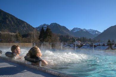 Der Infitiypool befindet sich im Saunabereich der Therme Oberstdorf und bietet Entspannung und einen traumhaften Ausblick auf die Allgäuer Berge.