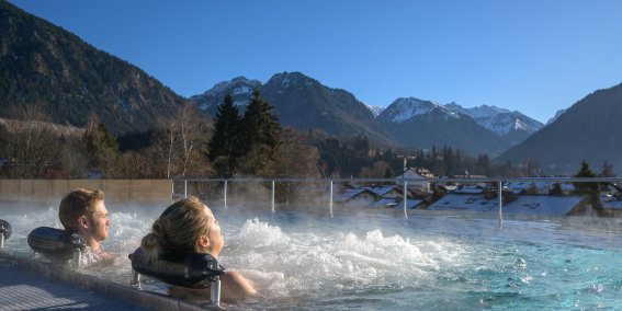 Der Infitiypool befindet sich im Saunabereich der Therme Oberstdorf und bietet Entspannung und einen traumhaften Ausblick auf die Allgäuer Berge.