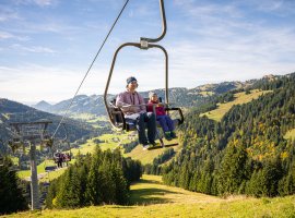Ganz entspannt und bequem geht es mit dem Sessellift hinauf zur Panoramaaussicht des Riedbergerhorns.