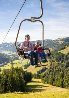 Ganz entspannt und bequem geht es mit dem Sessellift hinauf zur Panoramaaussicht des Riedbergerhorns.