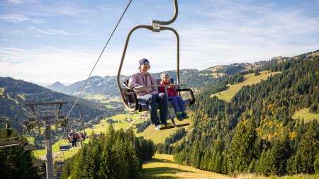 Ganz entspannt und bequem geht es mit dem Sessellift hinauf zur Panoramaaussicht des Riedbergerhorns.