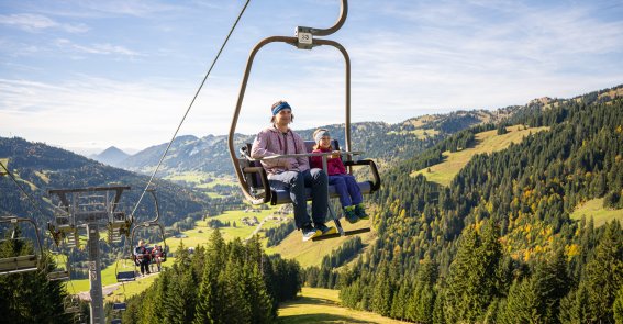Sessellift zum Riedbergerhorn Ganz entspannt und bequem geht es mit dem Sessellift hinauf zur Panoramaaussicht des Riedbergerhorns.