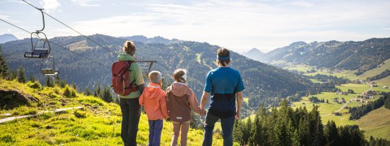 Wunderschöne Panoramaaussicht von der Bergstation am Riedbergerhorn auf 1.400 m.