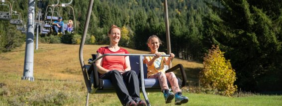 Bequem hinauf und hinunter mit dem Doppelsessellift der Riedbergerhorn-Bahn.