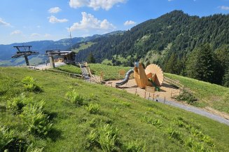 Abenteuerspielplatz Erlebniswelt Raufußhuhn Der Abenteuerspielplatz der Erlebniswelt Raufußhuhn aus Holz direkt neben der Bergstation am Riedbergerhorn