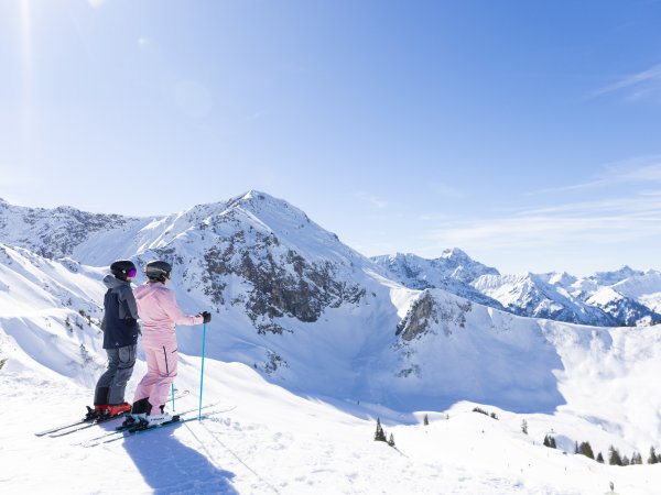 Ein gemeinsamer Stopp mit Wow-View: Vor den beiden Skifahrerinnen öffnet sich die ganze Weite der Bergwelt.