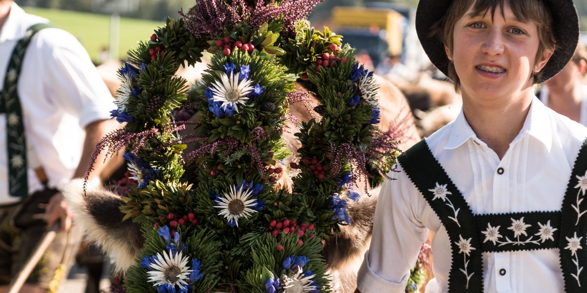 Aufwendiger Blumenschmuck prägt den Viehscheid in Bolsterlang. Das farbenfrohe Motiv zeigt die Liebe zum Detail beim traditionellen Alpabtrieb.