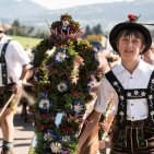 Festlich geschmücktes Vieh beim Viehscheid in Bolsterlang. Aufwendiger Blumenschmuck prägt den Viehscheid in Bolsterlang. Das farbenfrohe Motiv zeigt die Liebe zum Detail beim traditionellen Alpabtrieb.