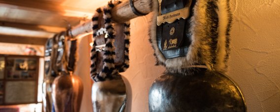 Traditionelle Zugschellen für den Viehscheid in den Hörnerdörfern. Große Zugschellen hängen für den traditionellen Viehscheid bereit. Sie sind fester Bestandteil des gelebten Brauchtums in den Allgäuer Hörnerdörfern.