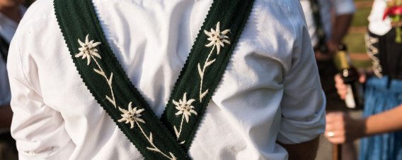 Edelweiß-Hosenträger als Teil der traditionellen Allgäuer Tracht. Die mit Edelweiß verzierten Hosenträger sind ein charakteristisches Detail der Allgäuer Tracht und werden zu traditionellen Festen getragen.