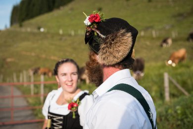 Trachtenträger beim Viehscheid in Obermaiselstein im Allgäu. Traditionell gekleidete Teilnehmer treffen sich beim Viehscheid in Obermaiselstein. Tracht und geschmückter Hut unterstreichen den festlichen Charakter.