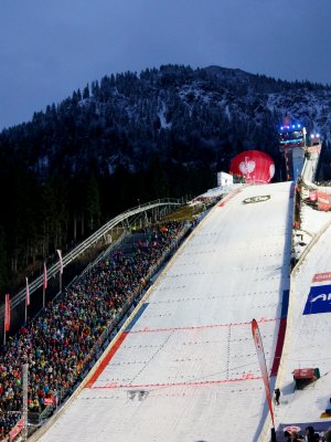 Jedes Jahr findet das Auftaktspringen der Vierschanzentournee bei uns in Oberstdorf statt. Auch für uns ist es jedes Mal ein Muss. Und einige Skisprungnationen wohnen jedes Jahr in unseren Häusern - die Österreicher z.B. im Hotel Oberstdorf.
