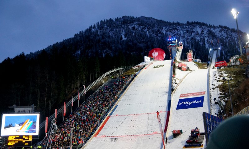 Jedes Jahr findet das Auftaktspringen der Vierschanzentournee bei uns in Oberstdorf statt. Auch für uns ist es jedes Mal ein Muss. Und einige Skisprungnationen wohnen jedes Jahr in unseren Häusern - die Österreicher z.B. im Hotel Oberstdorf.