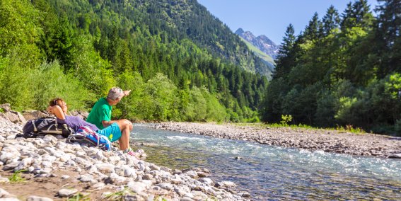 Die Füße können Sie in der Stillach bei Oberstdorf abkühlen und eine kurze Rast einlegen, bevor es mit der Wanderung in die Allgäuer Berge weitergeht.