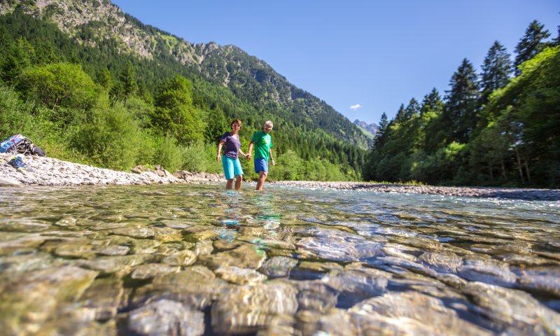Im Allgäu gibt es viele kühle Seen und wunderschöne Flüsse, die zur Abkühlung im Sommer einladen.