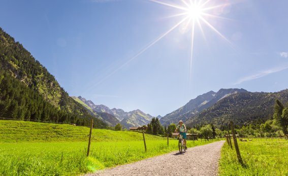 Los geht's durch die Oberstdorfer Landschaft