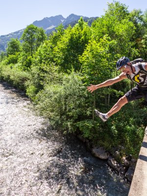 Biken in Oberstdorf im Allgäu und dabei das herrliche Bergpanorama genießen sowie tolle Flüsse und Seen entdecken.