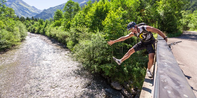 Na, Pause und Abkühlung gefällig? Biken in Oberstdorf im Allgäu und dabei das herrliche Bergpanorama genießen sowie tolle Flüsse und Seen entdecken.