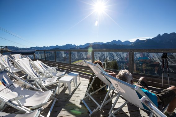 Die Sonnenterrasse mit Liegestühlen ist der ideale Punkt für eine Wanderpause.