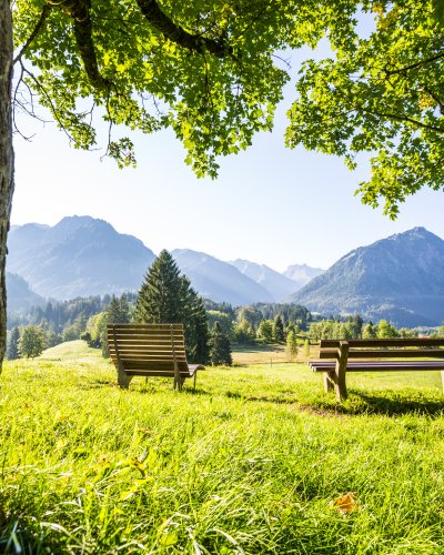 Mit Blick auf die Berge eine kurze Pause machen