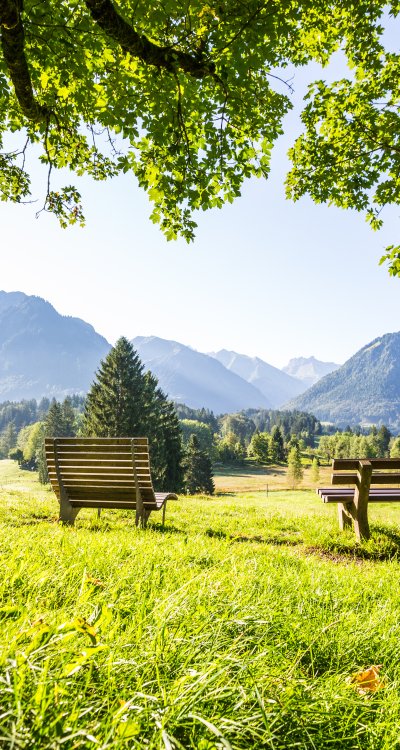 Mit Blick auf die Berge eine kurze Pause machen