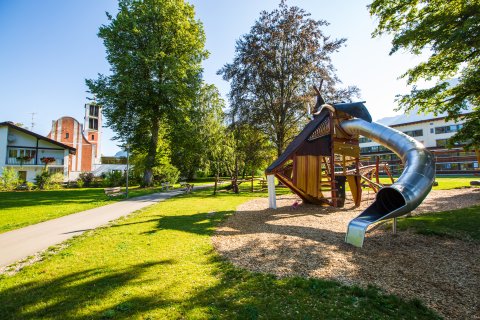 Auch für die kleinen Gäste von Oberstdorf bietet das Allgäuer Dorf Spiel und Spaß - zum Beispiel auf dem Spielplatz unterhalb des Kurparkes.