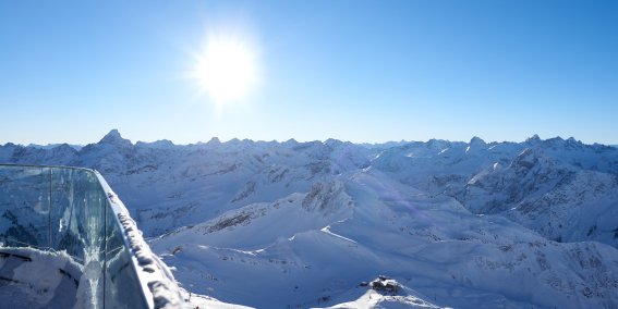 Winterliches Bergpanorama auf dem Nebelhorn.