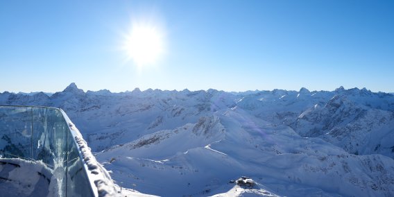 Winterliches Bergpanorama auf dem Nebelhorn.