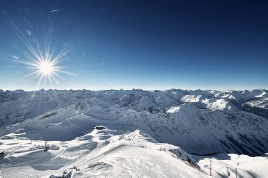 Erleben Dein alpines Paradies am Nebelhorn in Oberstdorf. 
Genießen Sie atemberaubende Schneelandschaften und erstklassige Wintersportmöglichkeiten auf einem der höchsten Gipfel der Allgäuer Alpen. Ob Skifahren, Snowboarden oder Winterwandern – das Nebelhorn bietet für jeden etwas. Ideal für Familien, Sportbegeisterte und Naturfreunde.