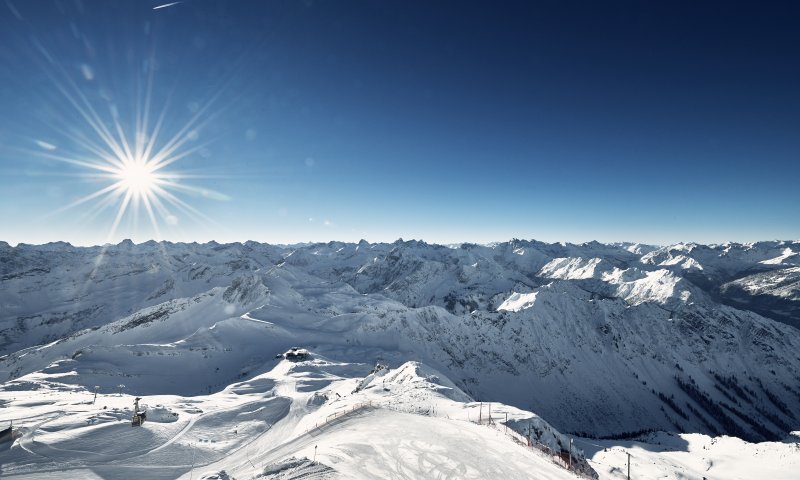 Erleben Dein alpines Paradies am Nebelhorn in Oberstdorf.
Genießen Sie atemberaubende Schneelandschaften und erstklassige Wintersportmöglichkeiten auf einem der höchsten Gipfel der Allgäuer Alpen. Ob Skifahren, Snowboarden oder Winterwandern – das Nebelhorn bietet für jeden etwas. Ideal für Familien, Sportbegeisterte und Naturfreunde.